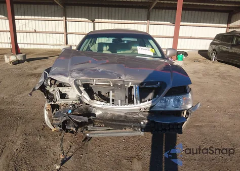 2003 Lincoln Town Car Executive из США, поврежденный, VIN 1LNHM81W33Y660267